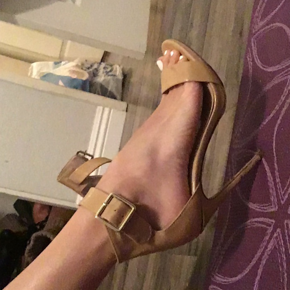 Steve Madden nude patent sandal